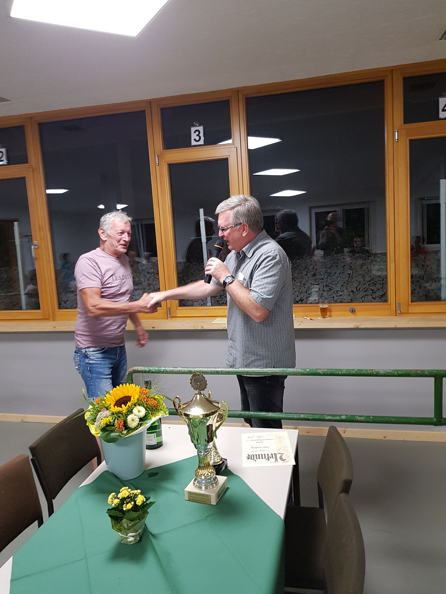 Brudermeister Hans-Oskar Degen (rechts) gratuliert dem neuen Bürger- und Campingkönig Peter Kießling. Brudermeister Hans-Oskar Degen (rechts) gratuliert dem neuen Bürger- und Campingkönig Peter Kießling.