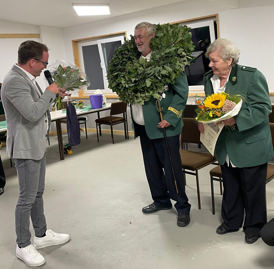 Bürgermeister und Schützenbruder Marcel Caspers (links) gratuliert dem neuen König Rainer Maier und seiner Gattin Marianne. Bürgermeister und Schützenbruder Marcel Caspers (links) gratuliert dem neuen König Rainer Maier und seiner Gattin Marianne.