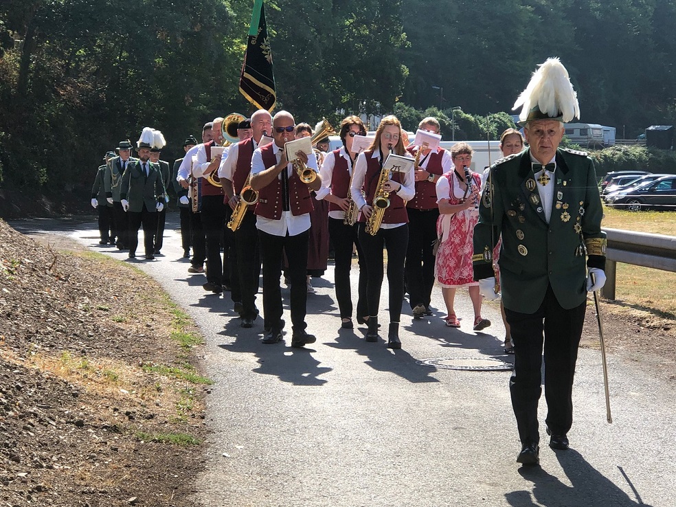 Der Schützenumzug mit Unterstützung der Gleeser Musikanten. Der Schützenumzug mit Unterstützung der Gleeser Musikanten.