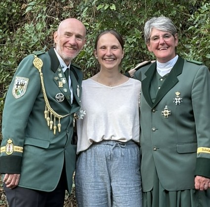 Vereinsmeister Robert Lathe, Bürgerkönigin Jessica Kreyer und Königin Peggy Steinwartz (von links nach rechts) Vereinsmeister Robert Lathe, Bürgerkönigin Jessica Kreyer und Königin Peggy Steinwartz (von links nach rechts)